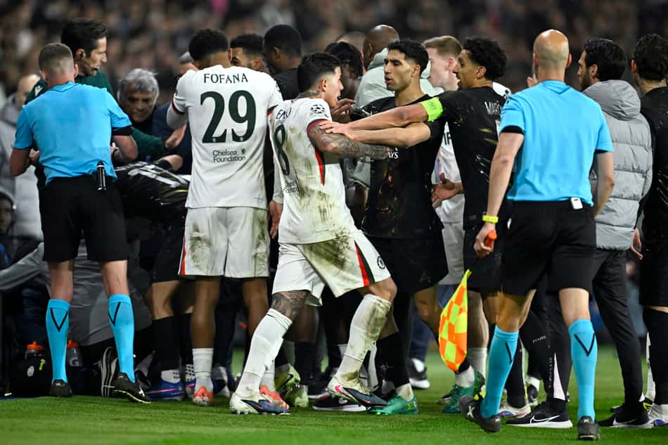 Jogos de hoje: Achraf Hakimi e Marquinhos, do PSG, contêm Enzo Fernández, do Chelsea, após confusão iniciada quando Pedro Neto empurrou um gandula, durante a partida de ida das oitavas de final da Champions League, no Parc des Princes (Foto: Julien de Rosa/AFP)