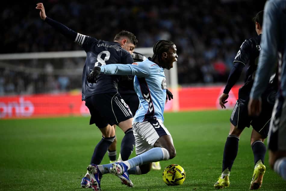 Jogadores do Real Madrid e Celta de Vigo em disputa pela bola (Foto: Miguel Riopa/AFP)