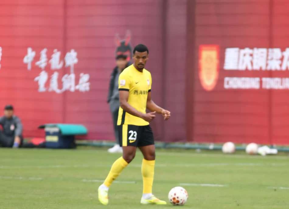 Rezende em ação pelo Qingdao West Coast (Foto: Divulgação)