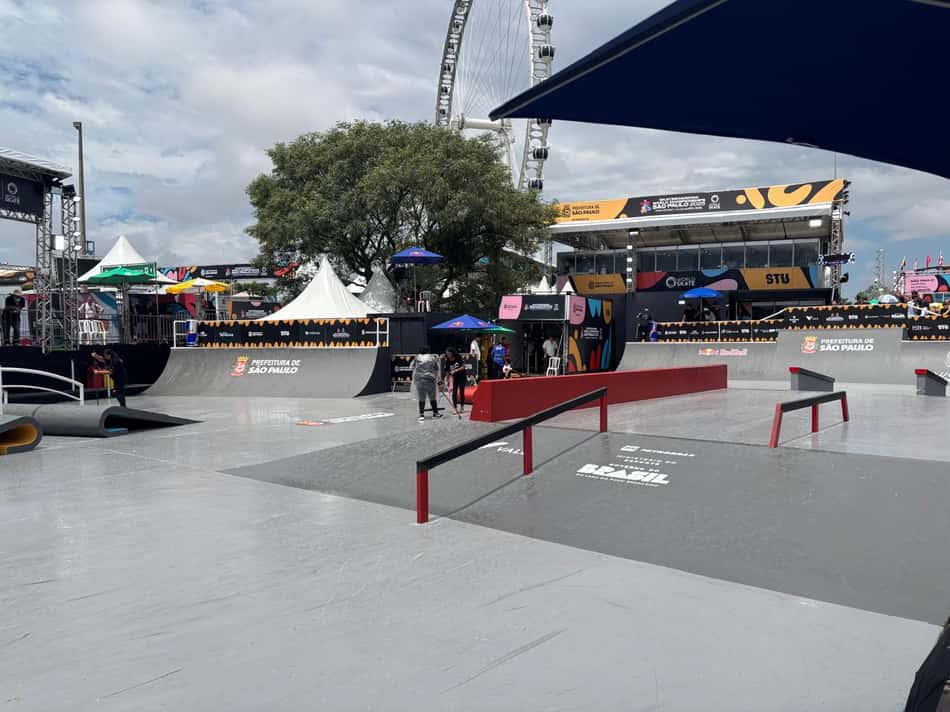 Staff do Mundial de Skate trabalha na secagem da pista após chuva