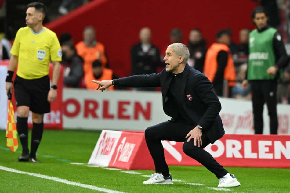 Sylvinho, técnico da Albânia, gesticula durante a partida contra a Polônia pela semifinal da repescagem europeia da Copa do Mundo (Foto: Sergei Gapon/AFP)