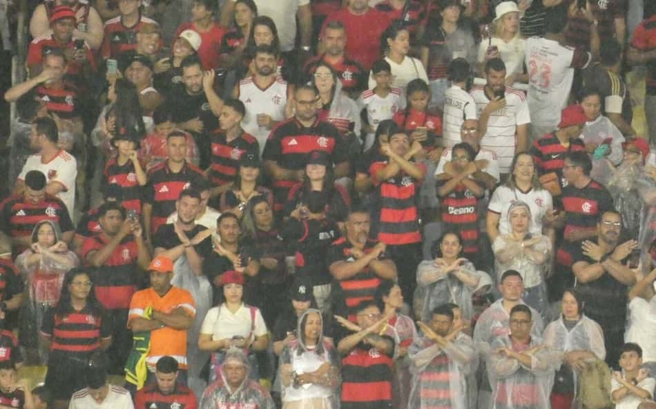 Torcedores do Flamengo na ação contra o racismo (Foto: Lucas Bayer/Lance!)