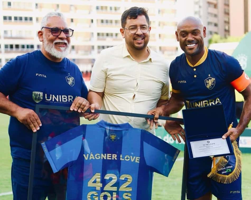 Vagner Love recebe homenagem do Retrô (Foto: Divulgação/Retrô)
