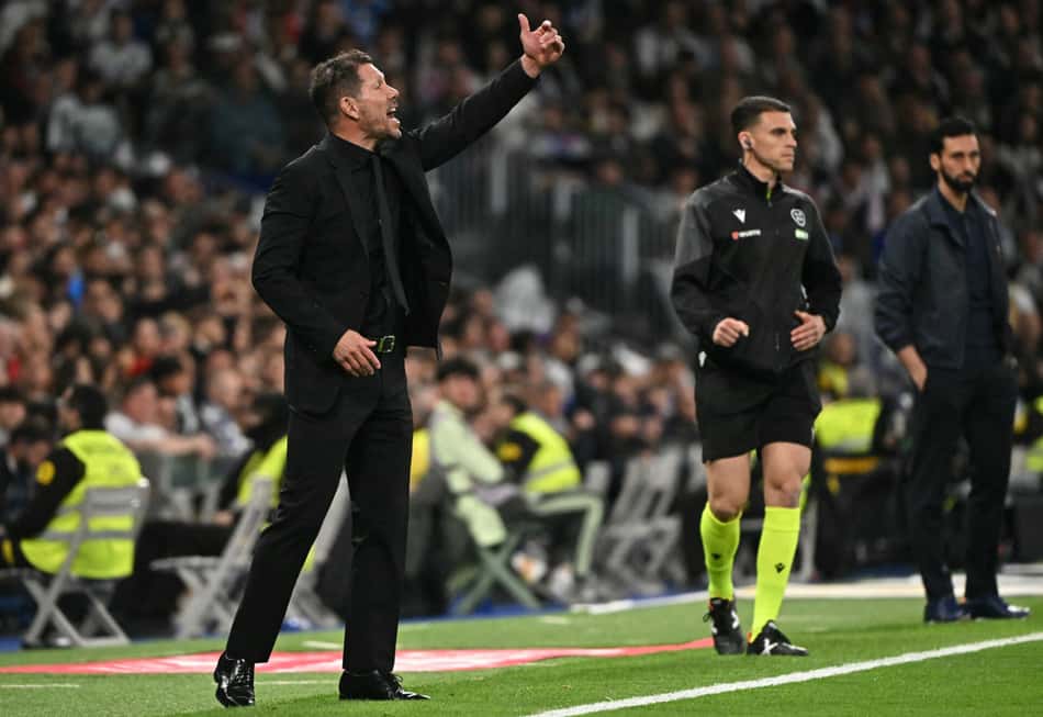 Diego Simeone sob o comando do Atlético de Madrid (Foto: Javier SORIANO / AFP)