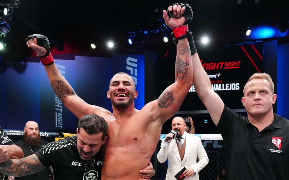 Vitor Petrino em vitória no UFC Vegas 114 (Foto: Reprodução/UFC Brasil)