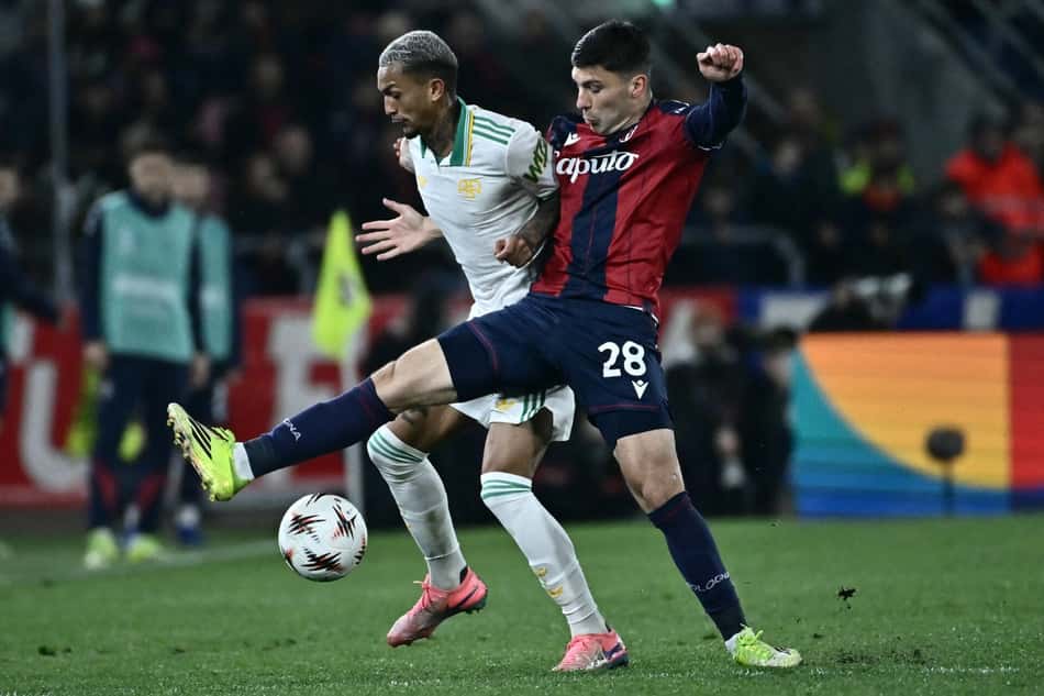 Nicolò Cambiaghi disputa a bola com o brasileiro Wesley durante Bologna x Roma pelas oitavas de final da Europa League (Foto: Filippo Monteforte/AFP)