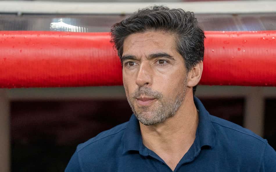 Diretor do Palmeiras vê punição a Abel como arbitrária: 'Repitam com todos'