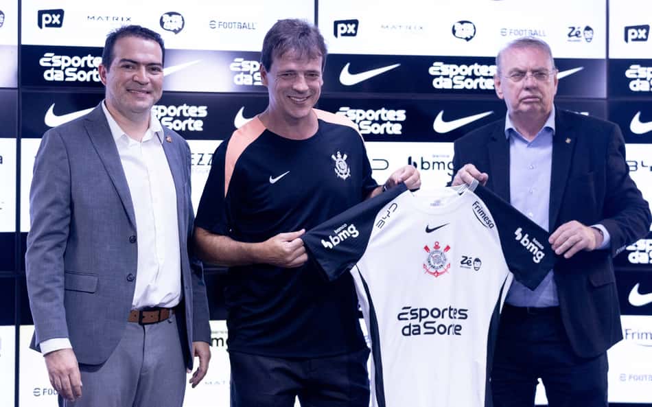 Diniz é apresentado e fala sobre pressão no Corinthians: 'Todo dia é dia de disputar título'