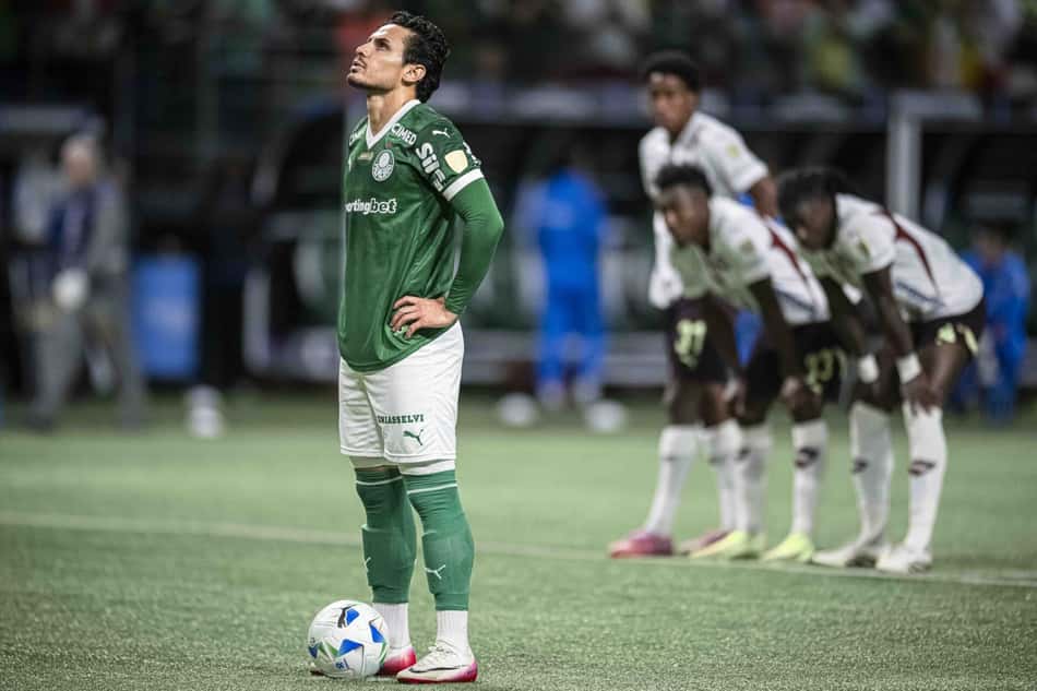Veiga durante partida entre Palmeiras e LDU no gramado do Nubank Parque