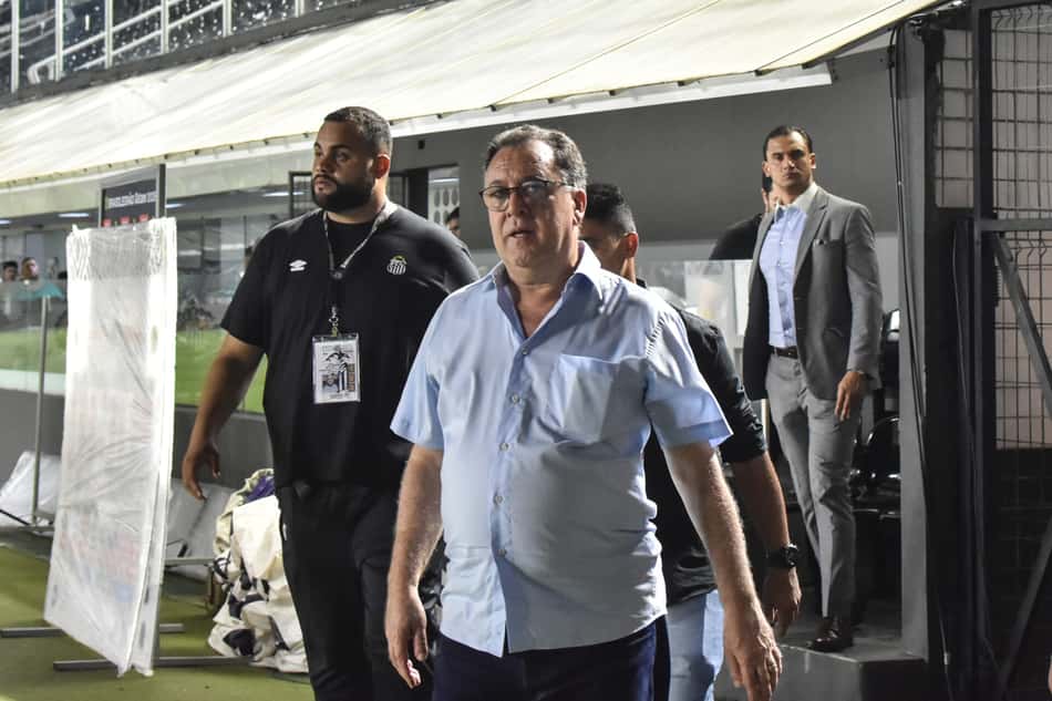 O presidente Marcelo Teixeira durante treino do Santos