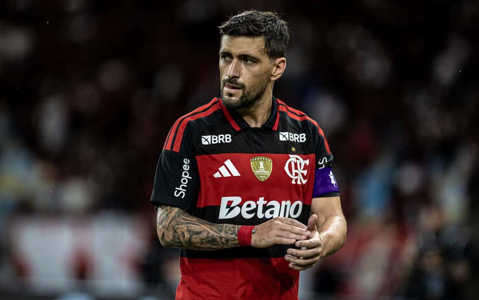 Arrascaeta muda visual antes de jogo do Flamengo e diz: 'Para a altitude'