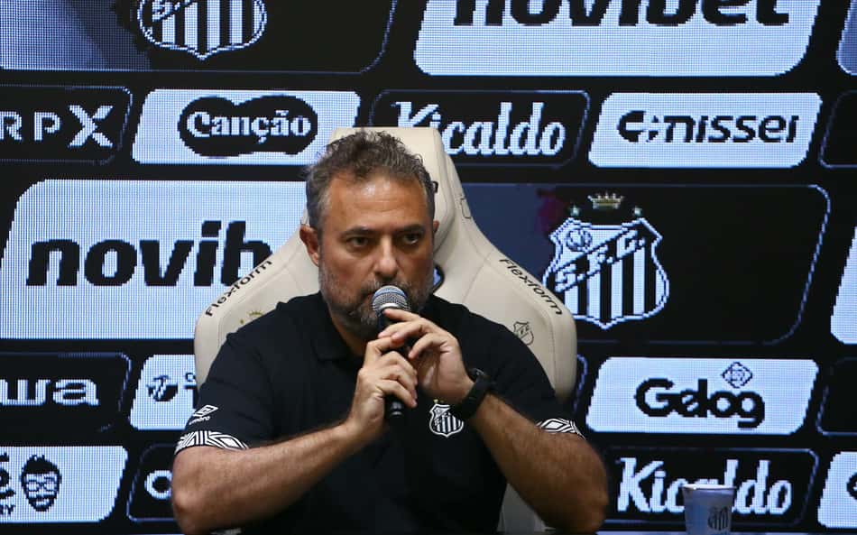 Alexandre Mattos aponta problemas financeiros e defende elenco do Santos: 'Problema vem de anos'