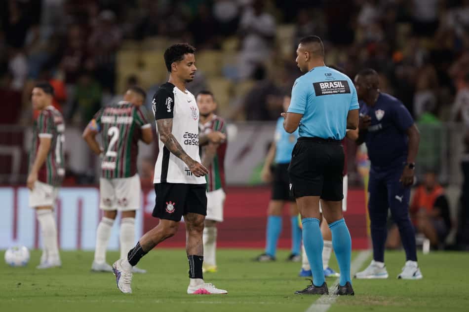 Allan foi expulso com dez minutos do segundo tempo (Foto: Fotoarena/Folhapress)