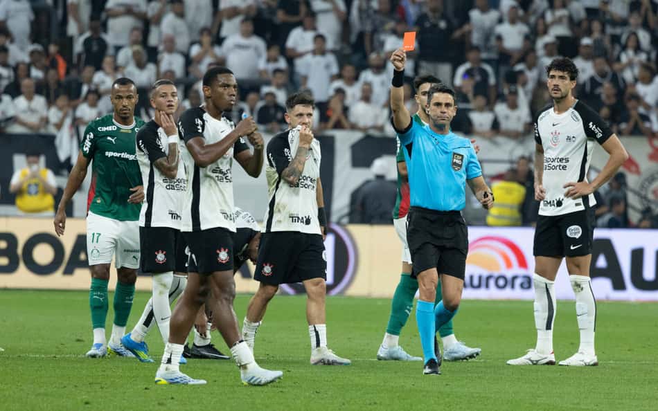 Jogador expulso após gesto em Corinthians x Palmeiras irrita torcedores: 'Não aprendem'