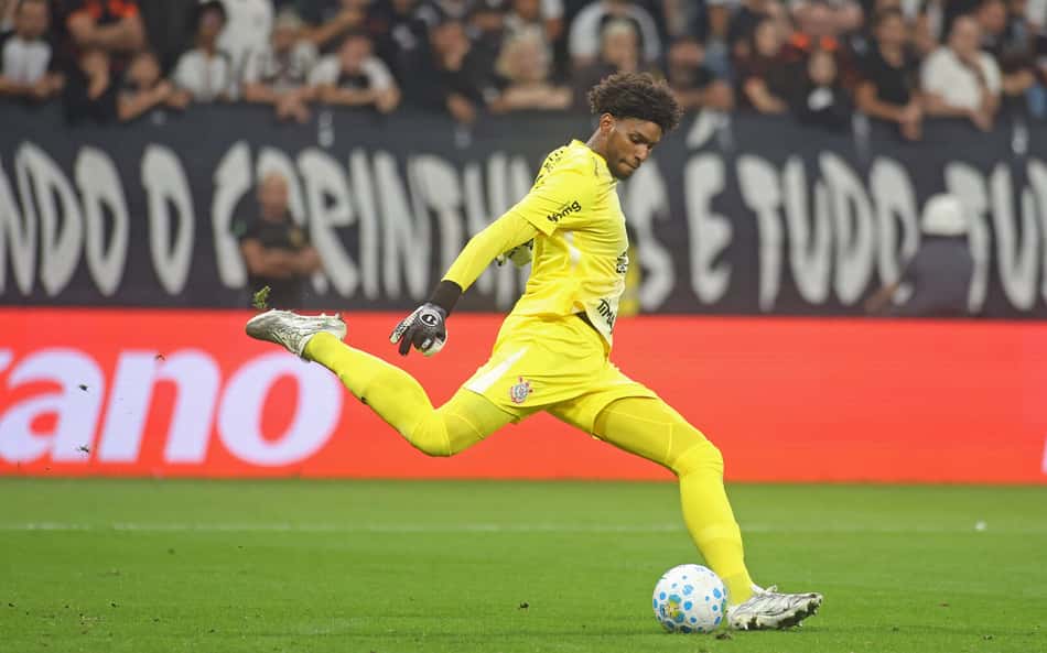 Hugo Souza exalta força do Corinthians e detona arbitragem do clássico: 'Apitou para uma equipe só'