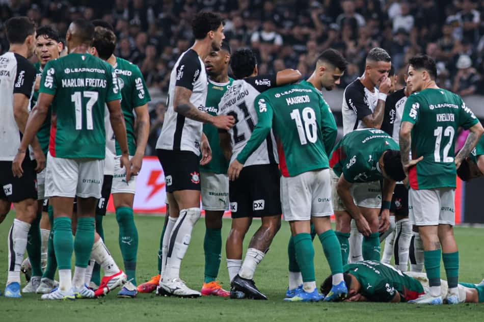 Com duas expulsões, jogo rendeu fortes emoções na Neo Química Arena (Foto: Everton Okubo/Agencia F8/Folhapress)