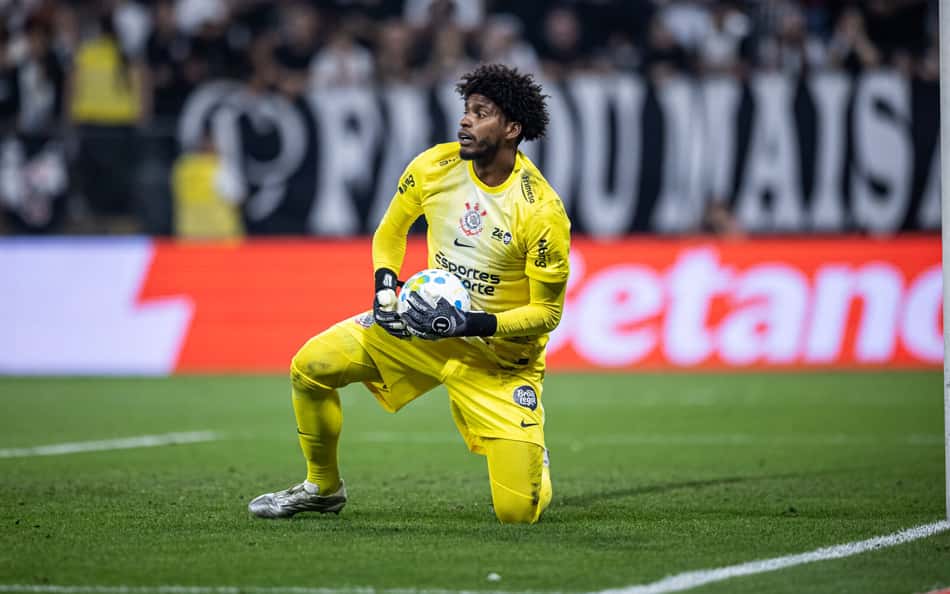 Atuação de Hugo Souza em Corinthians e Palmeiras viraliza: 'Seleção'