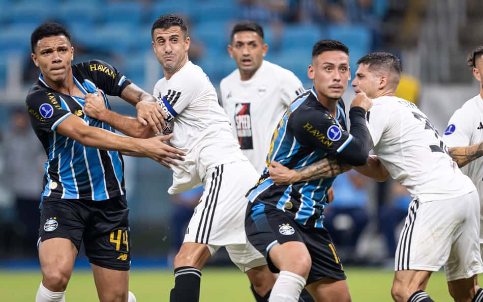 Expulsão em Grêmio x Deportivo Riestra viraliza: 'Demorou até'