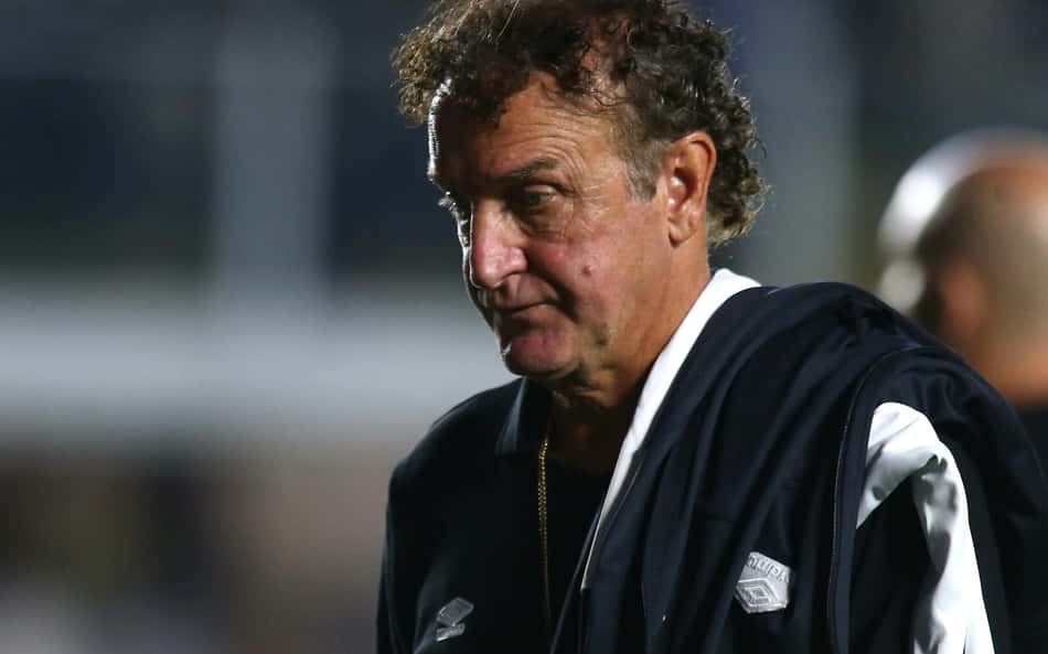Cuca vira alvo de críticas após empate entre Santos e Recoleta: 'De novo'