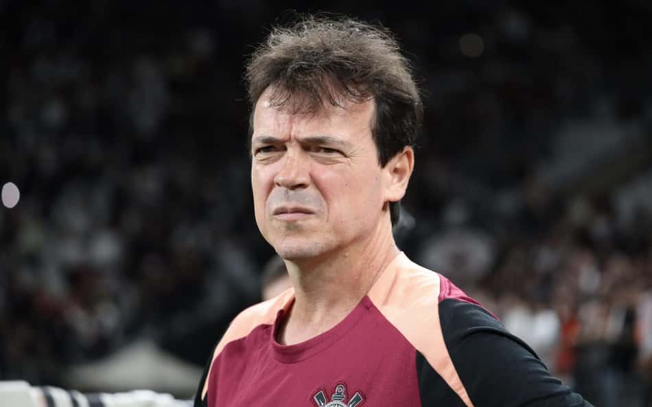 Atitude de Fernando Diniz em vitória do Corinthians repercute: 'O tempo todo'