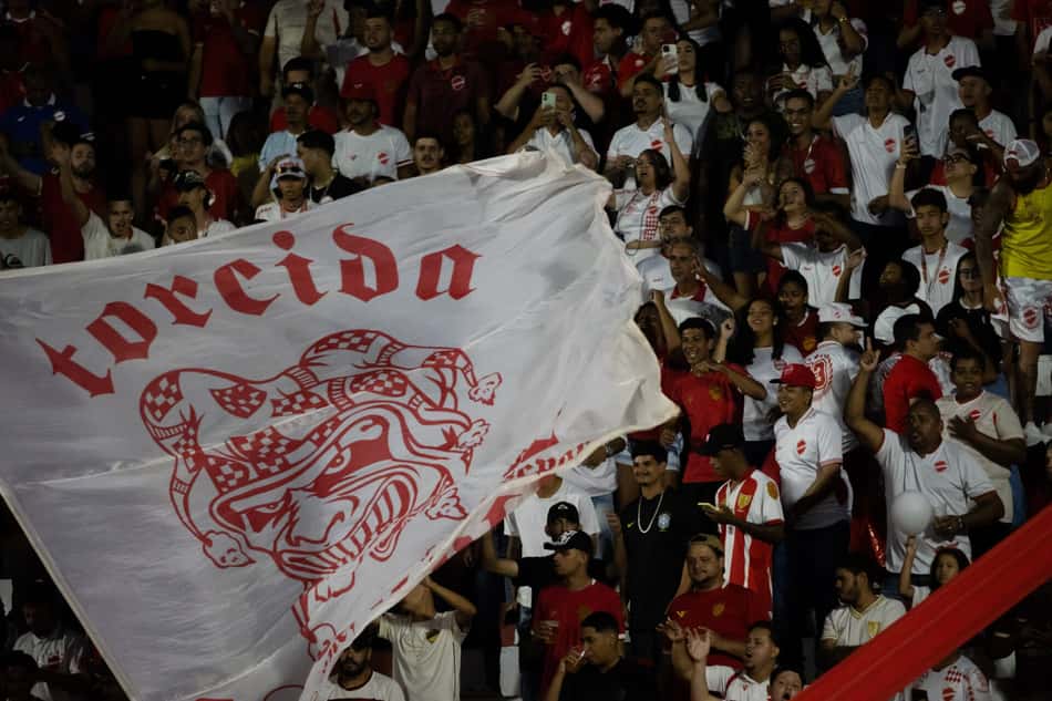 Torcida do Vila Nova no jogo contra o Operário (Foto: Daiane Farias/MyPhoto Press/Folhapress)