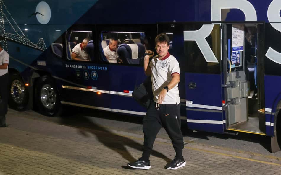 Time reserva? Diniz define escalação do Corinthians para enfrentar o Barra