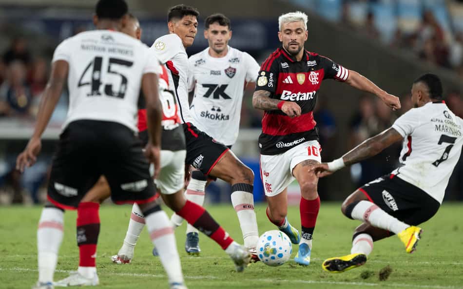 Ex-árbitra aponta três expulsões ignoradas em Flamengo x Vitória