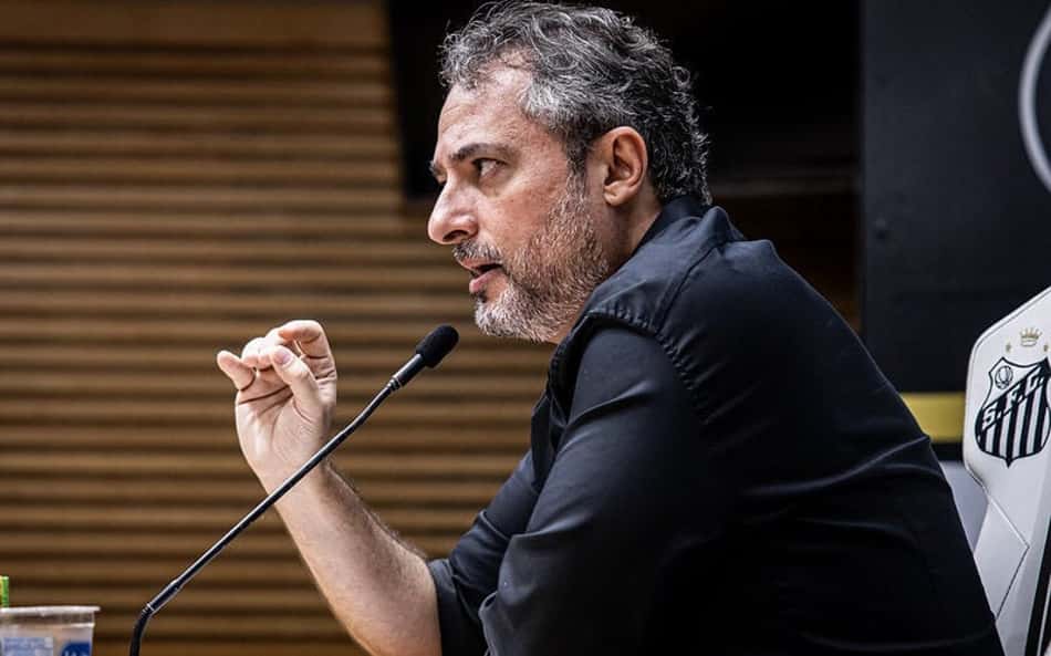 Alexandre Mattos defende início de trabalho de Cuca no Santos: 'O time melhorou'