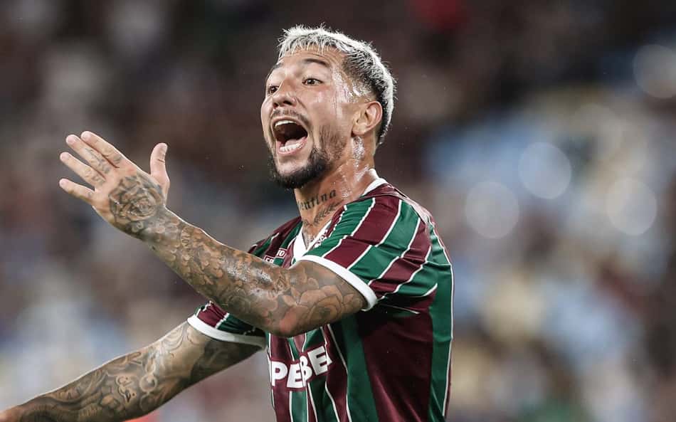 Acosta tem lesão ligamentar em Fluminense x Flamengo e fica fora por até um mês