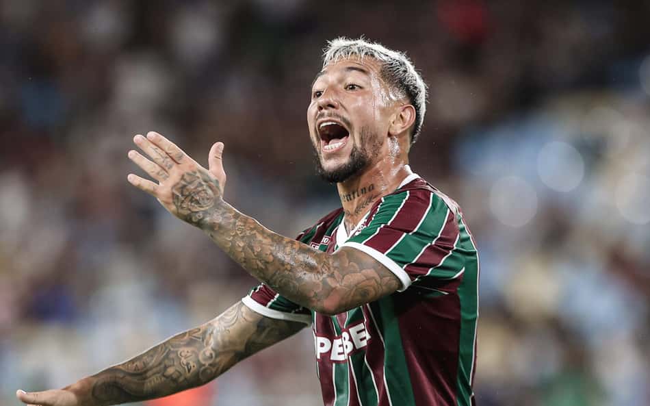 Acosta deixa Maracanã com imobilização no joelho e preocupa para Libertadores