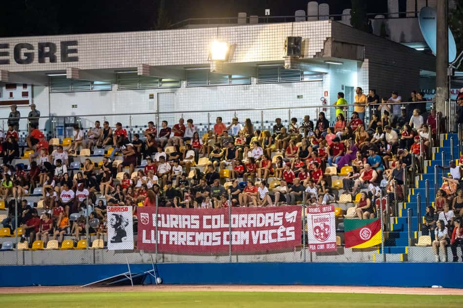 Torcida acompanhando jogo das Gurias Coloradas pelo Brasileirão Feminino. (Lara Vantezen/Inter)