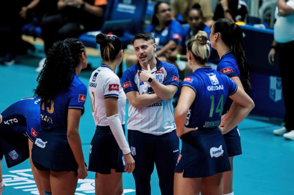 Lorenzo Pintus orienta jogadoras do Minas em partida da Superliga Feminina 25/26 (Foto: Hedgard Moraes/MTC)