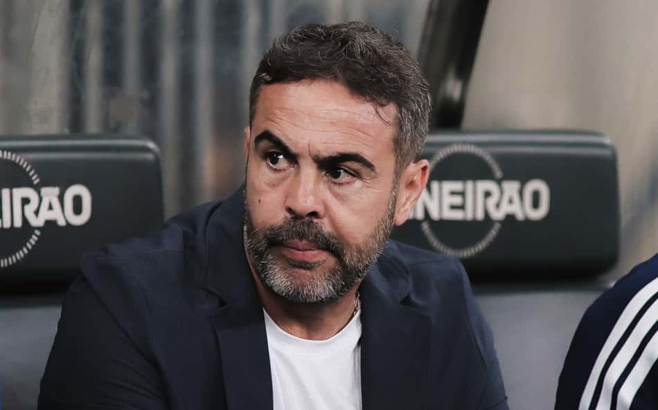 Bastidores de vitória do Cruzeiro mostram discurso de Artur Jorge