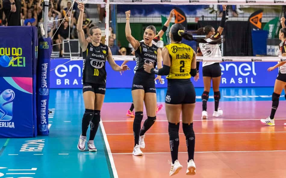 Praia Clube bate Sesc Flamengo e sai na frente na semifinal da Superliga Feminina