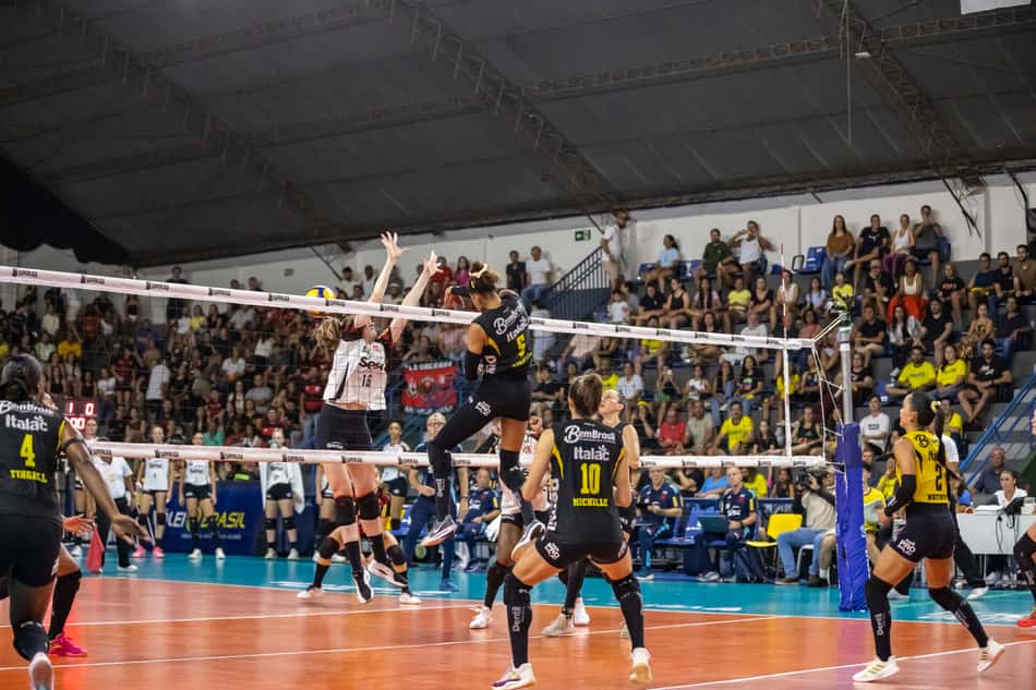 Adenízia em ação na semifinal da Superliga Feminina 25/26 (Foto: Bruno Cunha)