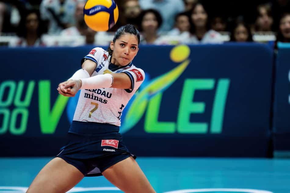 Nyeme, líbero do Minas, em ação na semifinal da Superliga Feminina 25/26 (Foto: Hedgard Moraes/MTC)