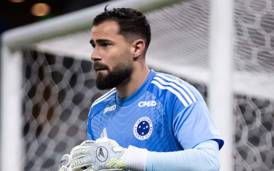 Matheus Cunha reage à derrota do Cruzeiro: 'Vida de goleiro é assim'
