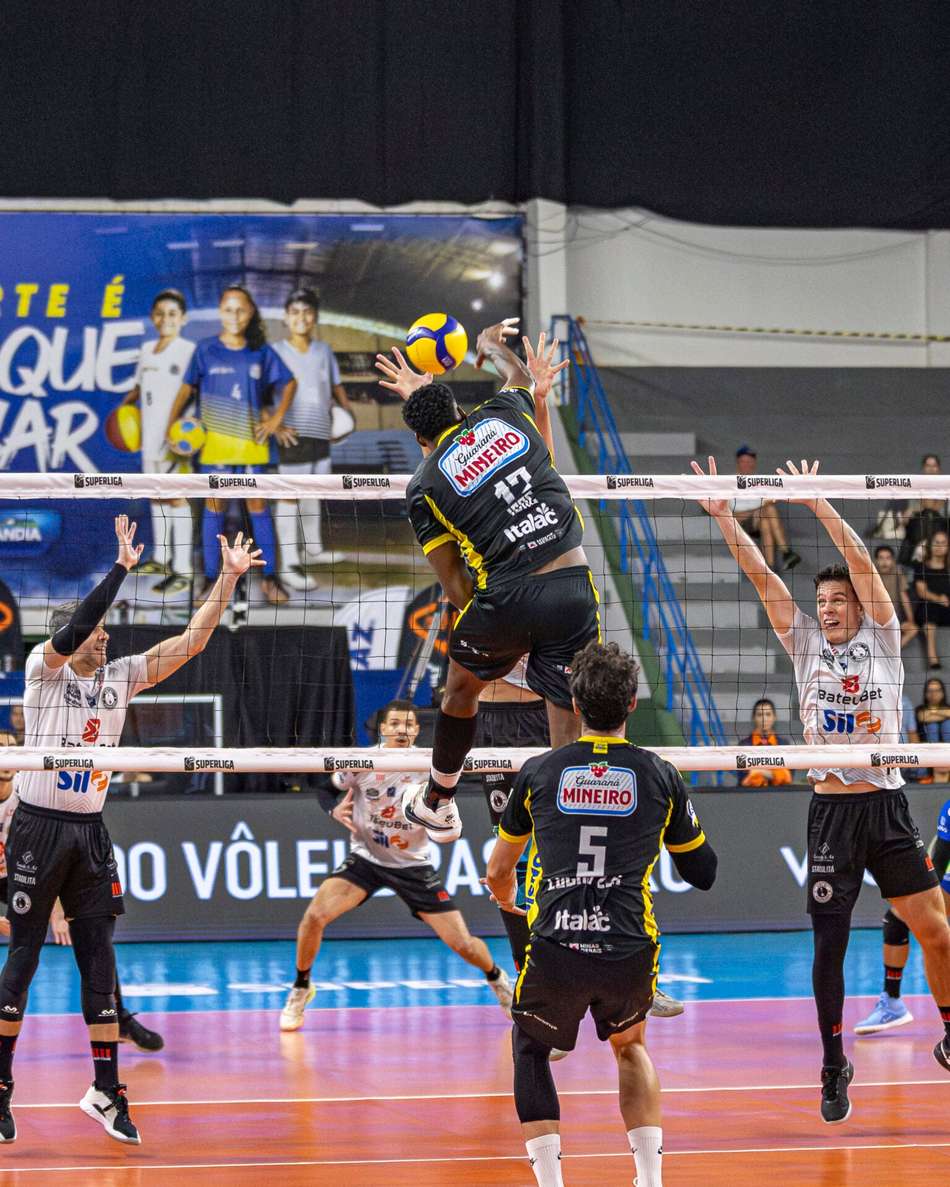 Isac, do Praia Clube, em ação nas quartas de final da Superliga Masculina 25/26 (Foto: Bruno Cunha)