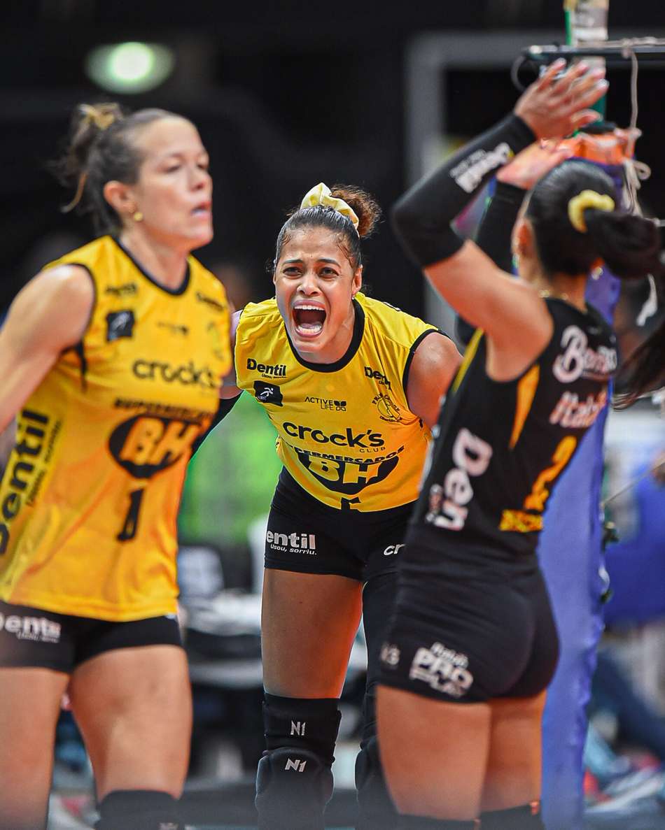 Adenízia em ação pelo Praia Clube na semifinal da Superliga Feminina 25/26 (Foto: Paula Reis/CRF)