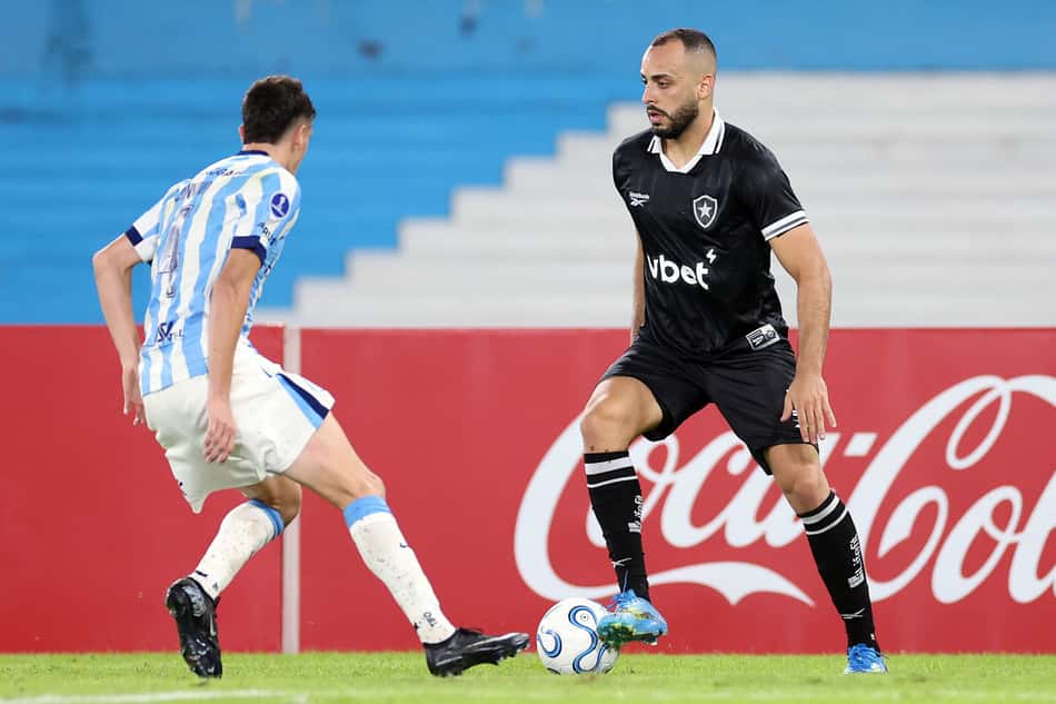 Arthur Cabral em ação na vitória do Botafogo sobre o Racing (Foto: Vítor Silva/Botafogo)