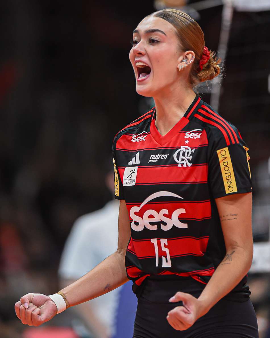 Helena comemora ponto em Sesc Flamengo x Praia Clube (Foto: Paula Reis/CRF)