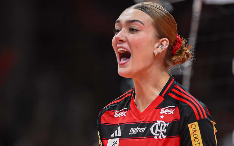 Helena comemora ponto em Sesc Flamengo x Praia Clube (Foto: Paula Reis/CRF)
