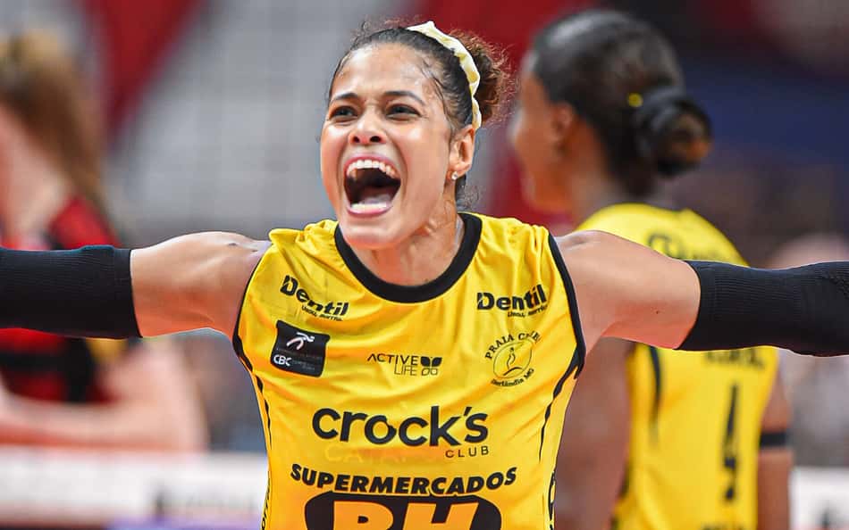 Adenízia, do Praia Clube, vibra ao marcar ponto na semifinal da Superliga Feminina 25/26 (Foto: Paula Reis/CRF)