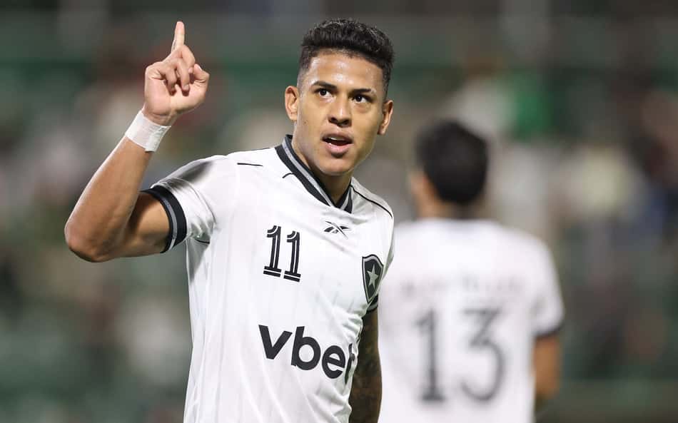Matheus Martins celebra vitória do Botafogo e vê equipe em 'crescente' com Franclim