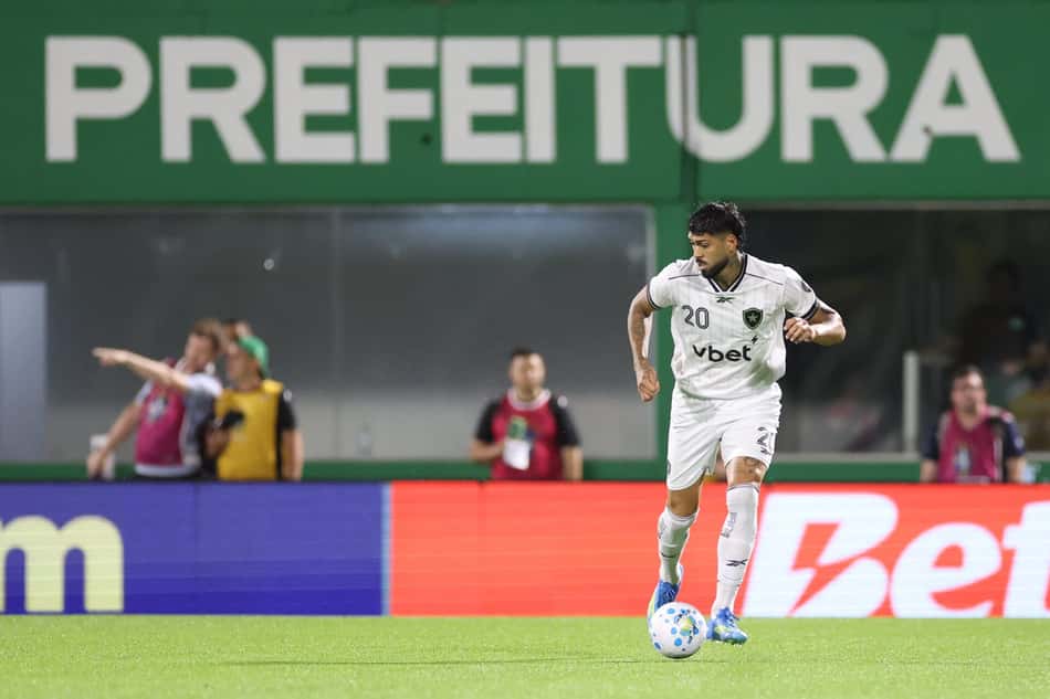 Alexander Barboza em ação na vitória do Botafogo (Foto: Vítor Silva/Botafogo)
