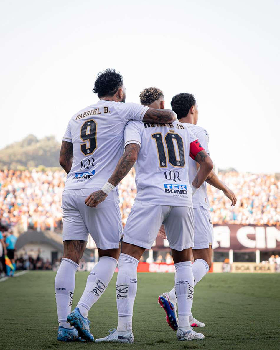 Gabigol e Neymar durante partida do Santos contra o Fluminense, na Vila Belmiro. (Foto: Raul Baretta/ Santos FC)