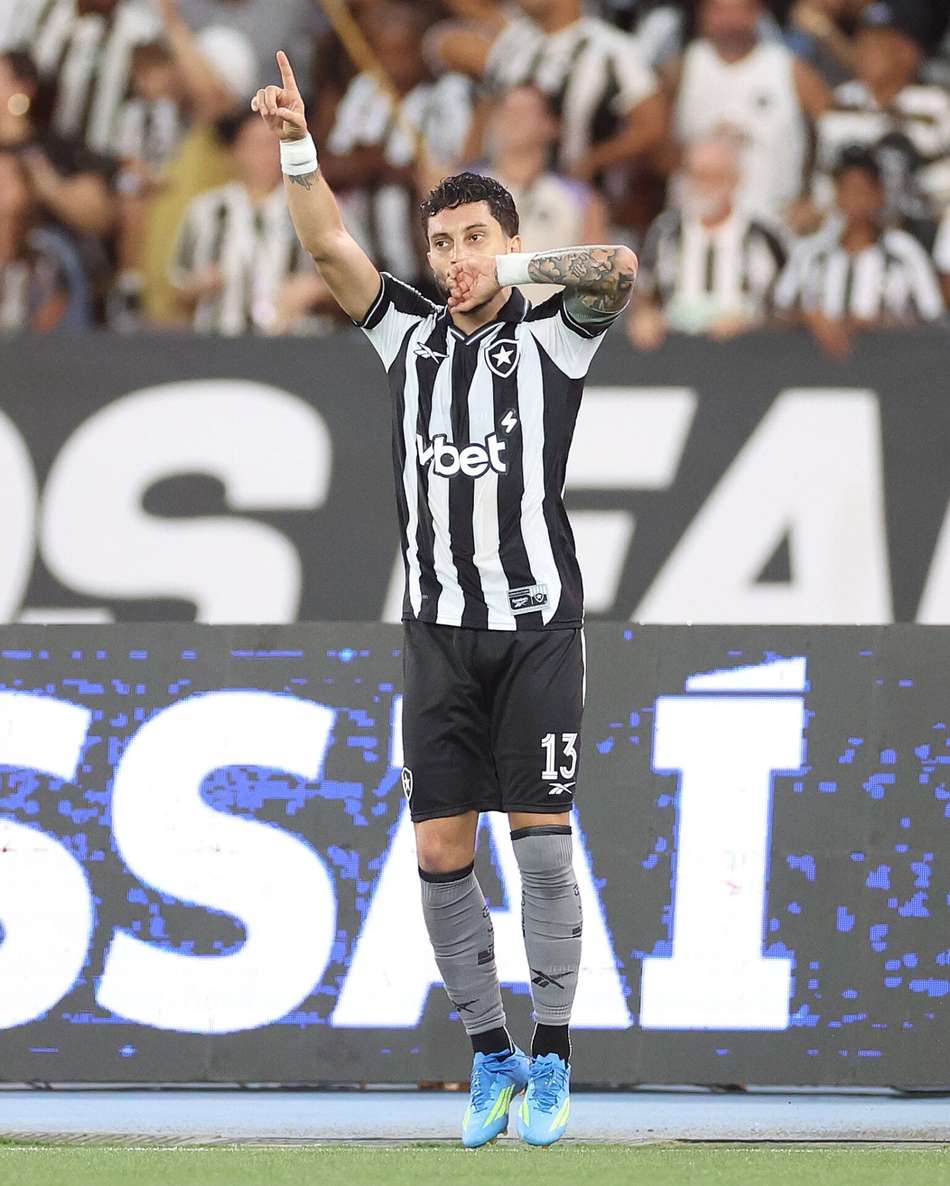 Alex Telles fez o gol do Botafogo contra a Chapecoense (Foto: Vítor Silva/Botafogo)