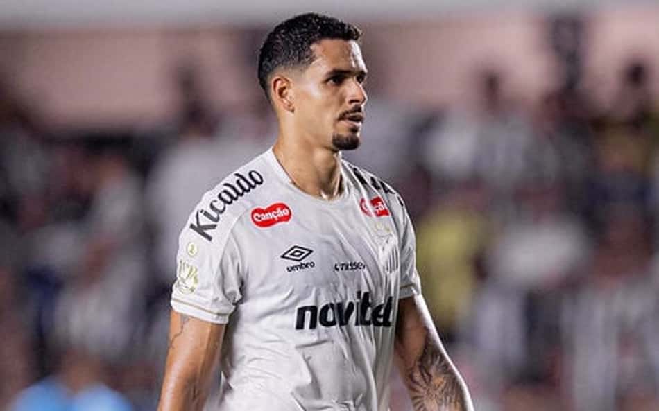 Lucas Veríssimo na Vila Belmiro. (Foto: Raul Baretta/ Santos FC)