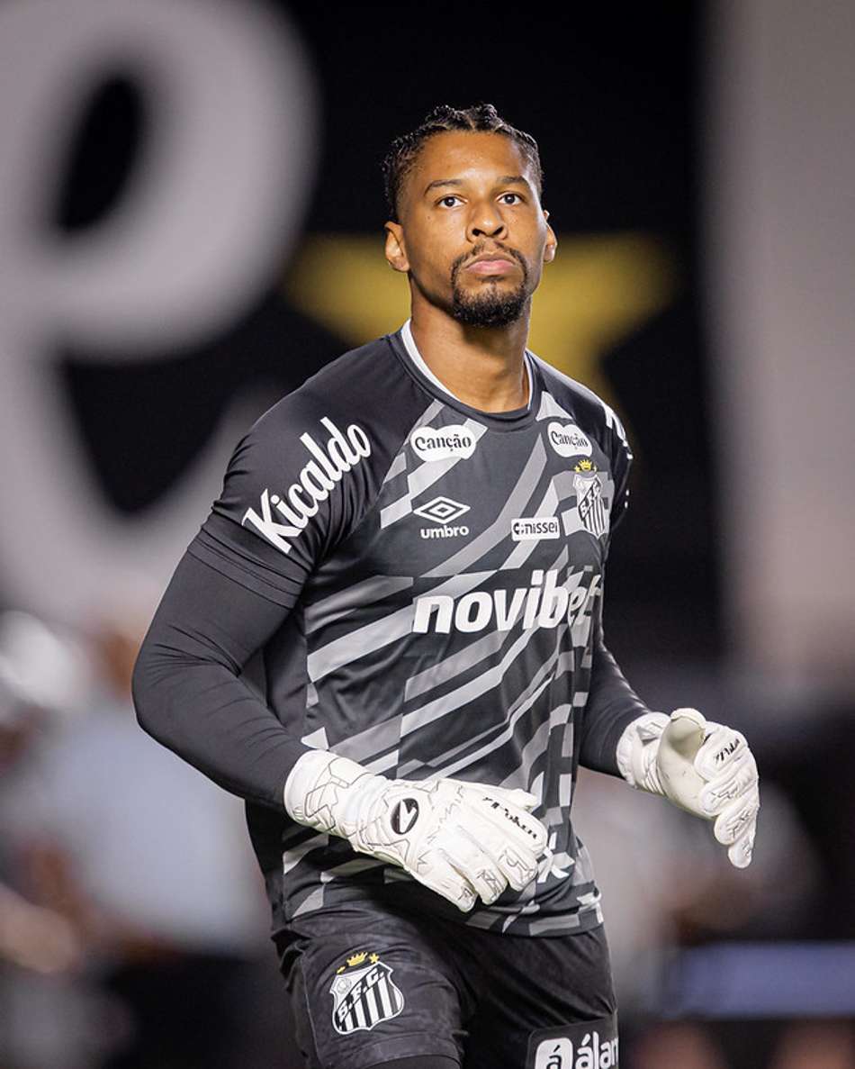 Diógenes durante aquecimento do Santos na Vila Belmiro. (Foto: Raul Barletta/ Santos FC)