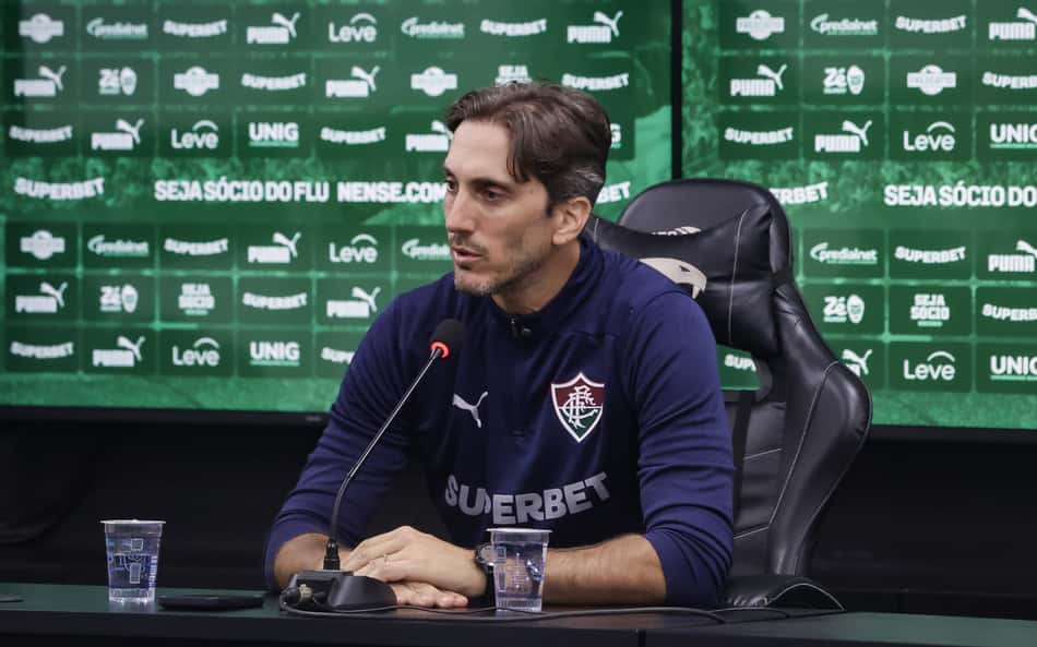 Zubeldía em coletiva pelo Fluminense (Foto: Marcelo Gonçalves/ Fluminense FC)
